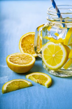 Canlandırıcı buz soğuk su ile limon içmek için hazır. Diyet kavramı. Diyet kilo kaybı için.  