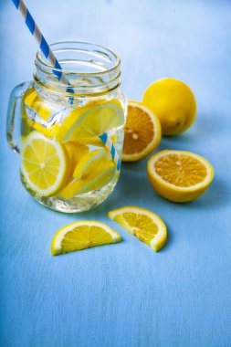 Canlandırıcı buz soğuk su ile limon içmek için hazır. Diyet kavramı. Diyet kilo kaybı için.  