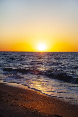 Günbatımı güzel denizde. Deniz manzarası.