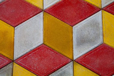 Kaldırım döşeme yakın çekim. Taş dokusu. Sarı-kırmızı yol.