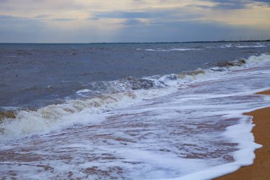 Güzel bir plaj ve deniz sörf. Yaz deniz manzarası.