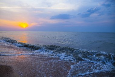 Günbatımı güzel denizde. Deniz manzarası.