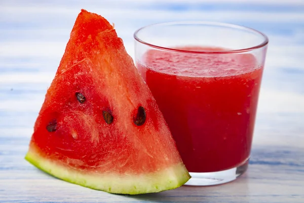 Vattenmelon Juice Blå Träbord Läckra Uppfriskande Drink — Stockfoto