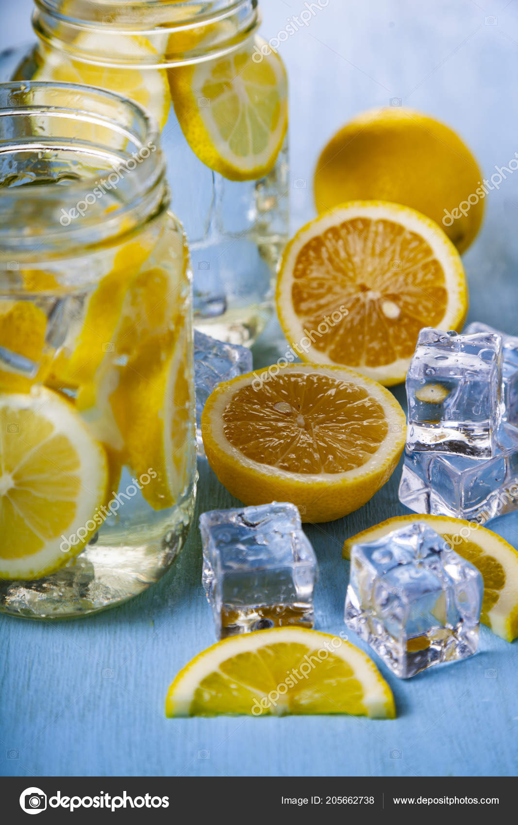 Refreshing Ice Cold Water Lemon Ready Drink Concept Diet Diet — Stock