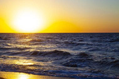 Günbatımı güzel denizde. Deniz manzarası.