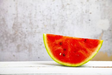 Karpuz ahşap bir masa üzerinde parçası. Lezzetli tatlı.