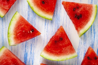 Karpuz mavi ahşap bir masa üstten görünüm üzerinde parçaları. Lezzetli tatlı.