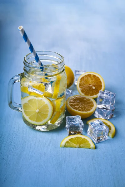 Erfrischendes Eiskaltes Wasser Mit Trinkbereiter Zitrone Konzept Der Ernährung Diät — Stockfoto