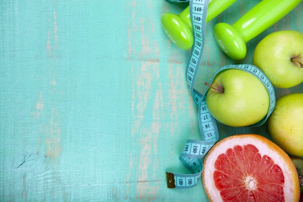 Food Diet Dumbbells Green Wooden Background Concept Diet Healthy Lifestyle — Stock Photo, Image