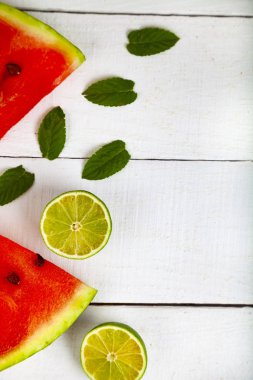 Karpuz, nane ve limon Beyaz ahşap bir masa üstten görünüm üzerinde parçalar. Lezzetli tatlı.