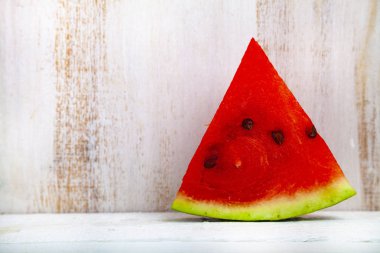 Karpuz ahşap bir masa üzerinde parçası. Lezzetli tatlı.