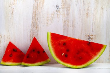 Karpuz ahşap bir masa üzerinde parçaları. Lezzetli tatlı.