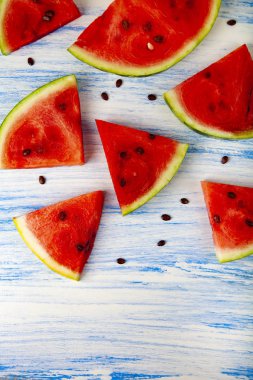 Karpuz mavi ahşap bir masa üstten görünüm üzerinde parçaları. Lezzetli tatlı.