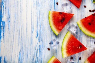 Karpuz mavi ahşap bir masa üstten görünüm üzerinde parçaları. Lezzetli tatlı.