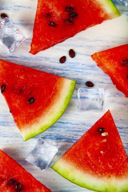Karpuz mavi ahşap bir masa üstten görünüm üzerinde parçaları. Lezzetli tatlı.