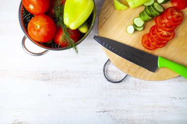 Sebze salatası ve kesme tahtası masada, en iyi görünüm için. Yemek hazırlanması.