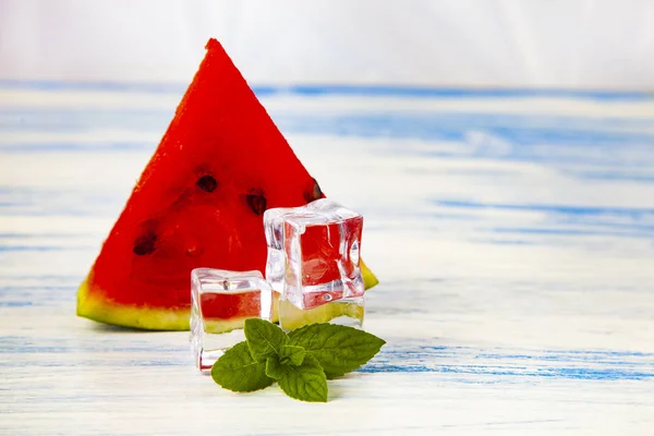 Stück Wassermelone Minze Und Eis Auf Einem Blauen Holztisch Leckeres — Stockfoto