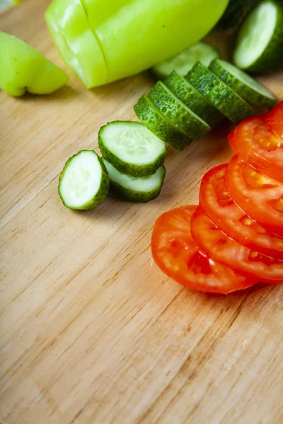 Sebze Salatası Için Bir Kesme Tahtası Üzerinde Dilimlenmiş Yemek Hazırlanması — Stok fotoğraf