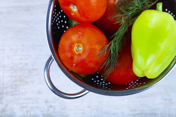 Tomates Pimentos Pepinos Escorredor Contexto Madeira Visão Superior Preparação Jantar — Fotografia de Stock