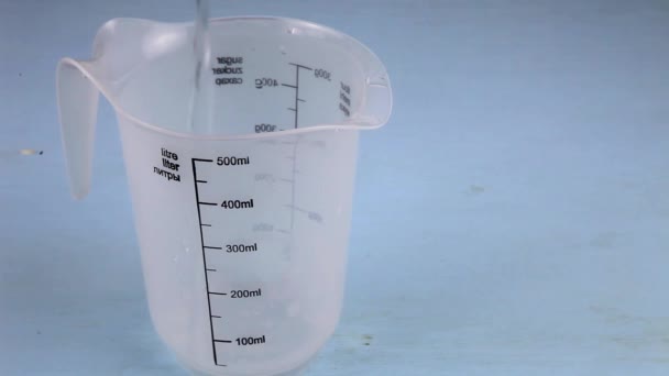 Eau Propre Est Versée Dans Verre Mesure — Video