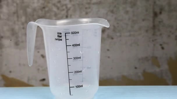 Água Limpa Derramada Copo Medição — Vídeo de Stock