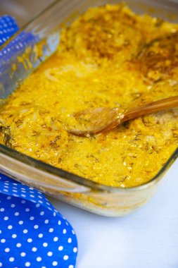 Mavi ahşap bir masa üzerinde domates soslu lezzetli beşamel sos.