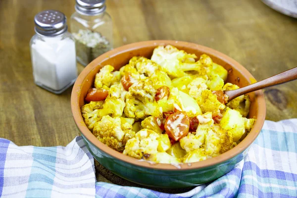 Zeleninový Guláš Keramické Misce Dřevěný Stůl Vegetariánské Jídlo Chutné Večeře — Stock fotografie