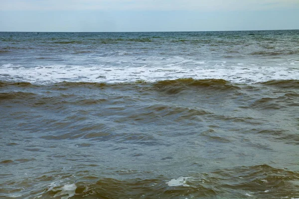 美丽的海滩和海冲浪 夏日海景 — 图库照片