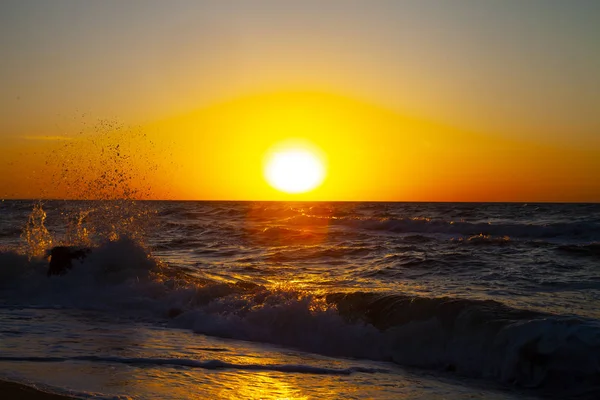 Belo Mar Pôr Sol Pulverizar Pedra Sobre Fundo Sol Amarelo — Fotografia de Stock