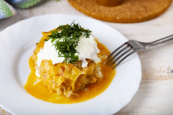 Tembel lahana ahşap bir masa üzerinde rulo. Lezzetli ev yapımı akşam yemeği. 
