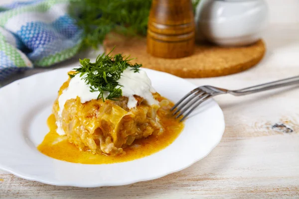 Tembel lahana ahşap bir masa üzerinde rulo. Lezzetli ev yapımı akşam yemeği. 