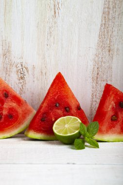 Karpuz, limon ve nane ahşap bir masa üzerinde parçalar. Lezzetli tatlı.