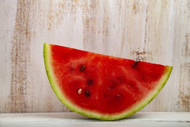 Karpuz ahşap bir masa üzerinde parçası. Lezzetli tatlı.