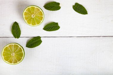 Limon ve nane bir beyaz ahşap tablo.