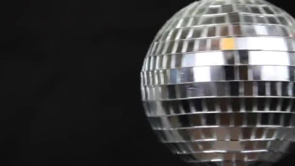 Silver Disco Ball Está Girando Fundo Preto — Vídeo de Stock