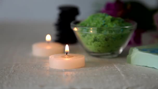桌上烧蜡烛 温泉石 海盐和兰花 — 图库视频影像