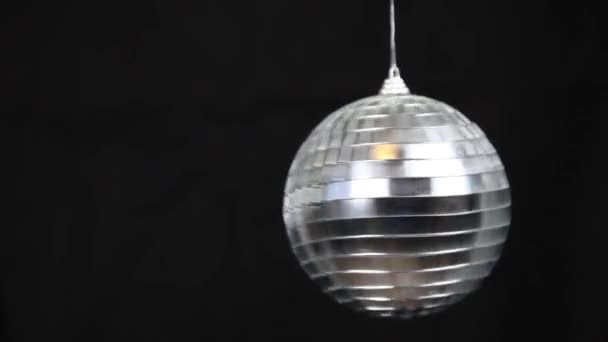 Silver Disco Bollen Snurrar Svart Bakgrund — Stockvideo