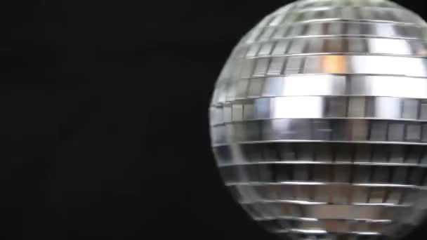 Gümüş Disko Top Siyah Bir Arka Plan Üzerinde Dönüyor — Stok video