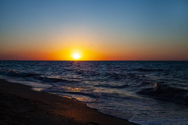 Günbatımı güzel denizde. Deniz manzarası.