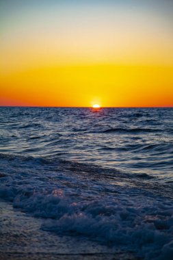 Günbatımı güzel denizde. Deniz manzarası.