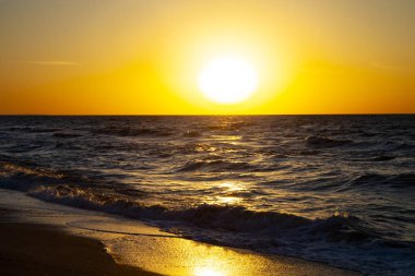 Günbatımı güzel denizde. Deniz manzarası.