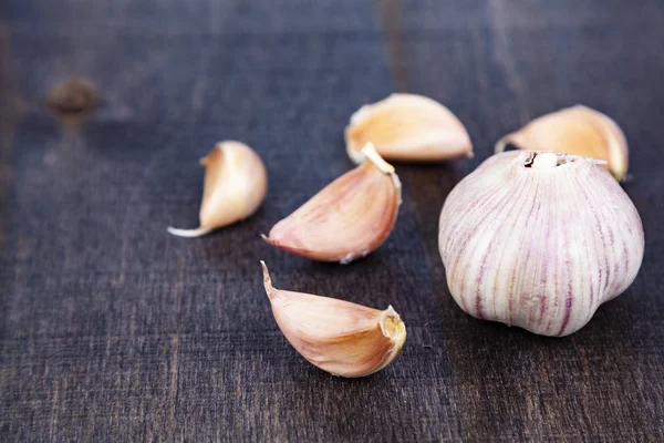 Aglio Uno Sfondo Legno Scuro — Foto Stock