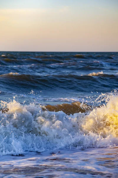 夕暮れ時の美しい海 海の風景 波クローズ アップ — ストック写真