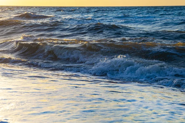 Krásné Moře Při Západu Slunce Přímořská Krajina Vlny Zblízka — Stock fotografie