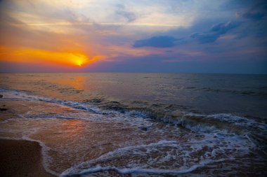 Günbatımı güzel denizde. Deniz manzarası.