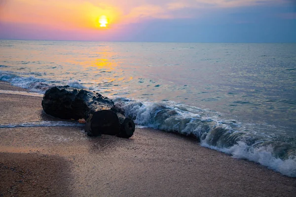 Piękne Morze Zachodzie Słońca Spray Kamień Tle Żółte Słońce Seascape — Zdjęcie stockowe