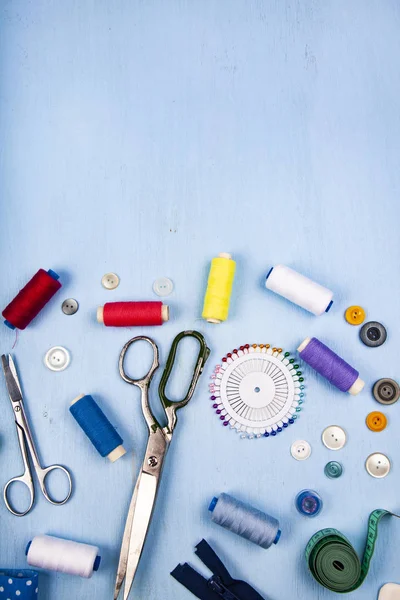 Nähaccessoires Auf Blauem Holzgrund Maßband Stifte Knöpfe Reißverschluss Schere Und — Stockfoto