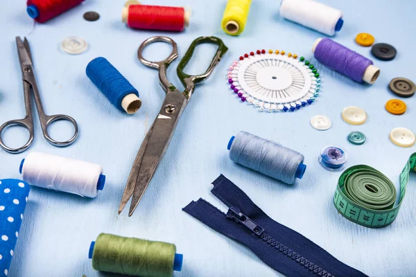 Nähaccessoires Auf Blauem Holzgrund Maßband Stifte Knöpfe Reißverschluss Schere Und — Stockfoto