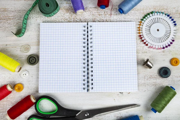 Accesorios Costura Cuaderno Abierto Sobre Fondo Madera Cinta Métrica Alfileres —  Fotos de Stock