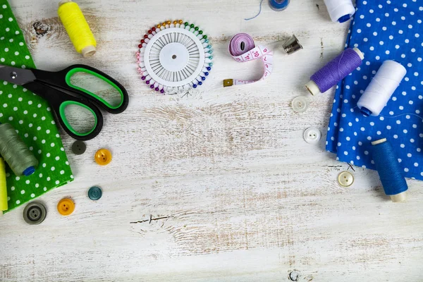 Nähaccessoires Und Stoffe Auf Einem Hölzernen Hintergrund Stoffe Maßband Stifte — Stockfoto